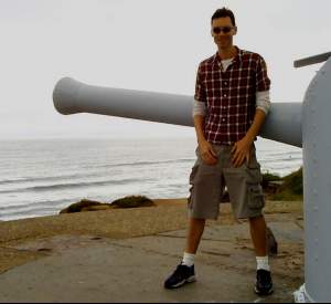 An old gun on top of Trow Rock. The platform was there from the 2nd World War, but the gun must
have been added some time in the last fifteen years, since it wasn't there when I was a kid. I
climbed on it today, just like the big kid I really am :)