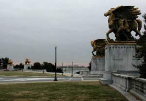 The statues at the entrances to the two Memorial Bridges across to Virginia, set against a wintery
sky that was fading to a bleak pink in the distance.